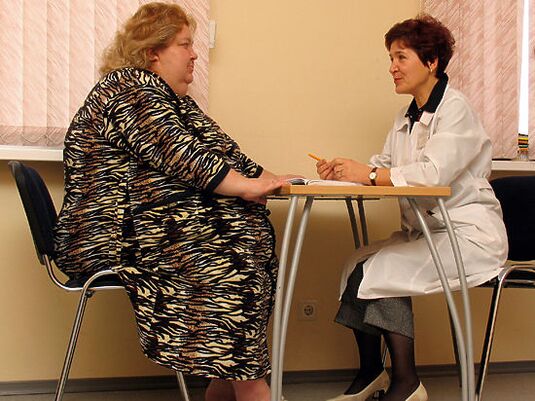 Na consulta dun flebólogo, un paciente con varices causadas pola obesidade